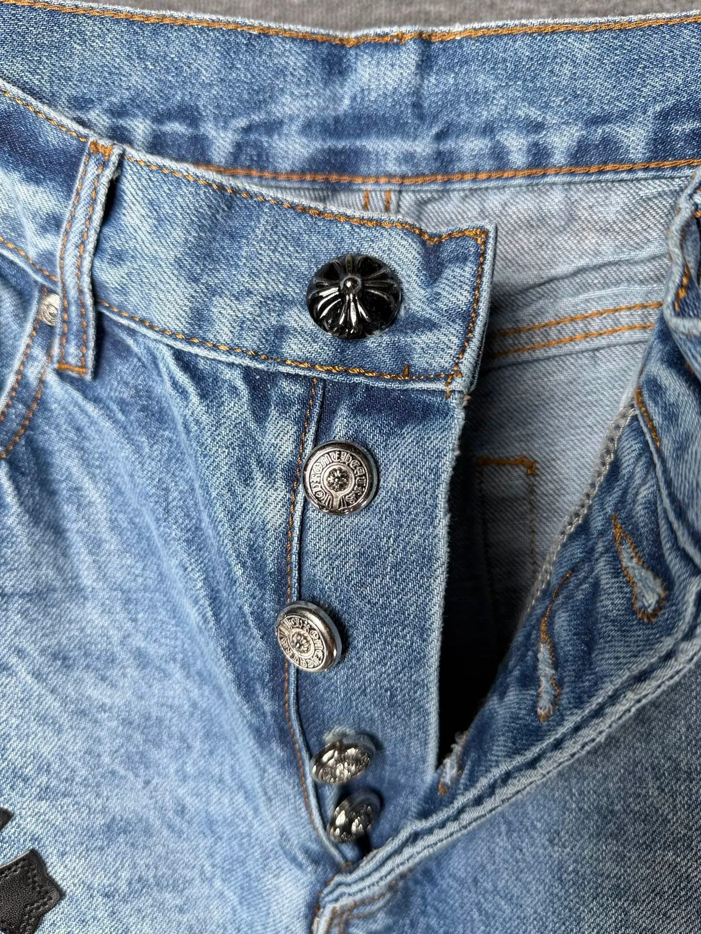 P326 💰 (Heavy Industry Top Version) Chrome Hearts Sex Octopus 🐙Multiple logo elements spliced ​​washed jeans to truly restore the ultimate texture of Vintage. Three-dimensional version. Loose and comfortable, not picky about the figure. Makes taller and slimmer. Factory Seiko. Original factory quality control. Same style for men and women. Can be matched with couples. Versatile recommendation. Must-have jeans for all seasons. Fashionistas have been disappointed. From the quality selection of fabrics, the tailoring of details, and the matching of patterns, they are all impeccable! The upper body is so handsome when worn...it can be easily worn by men, women and children! The craftsmanship is made of heavy-duty washed pure cotton denim fabric. After washing, it is soft and thick and looks very stylish when worn. Color: blue Size: 28-30-32-34-36 (corresponding to S-M-L-XL-XXL)
